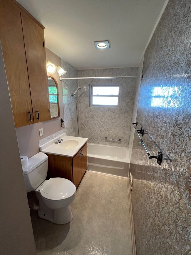 Building Photo - 3 Bed 2 Bath House with Attached 2 Car Garage & Trailer Parking