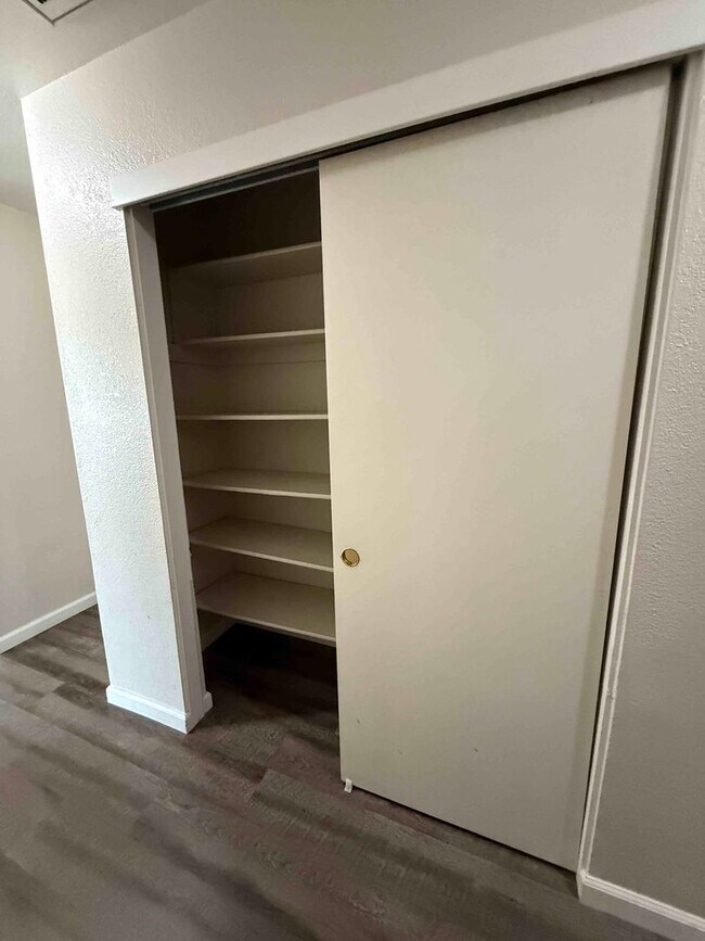 Building Photo - 3 Bed 2 Bath Just a Short Distance to Sac ...