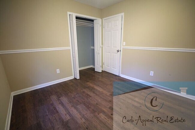 Building Photo - 3 bed / 2 bath home with fireplace - Valley View!!