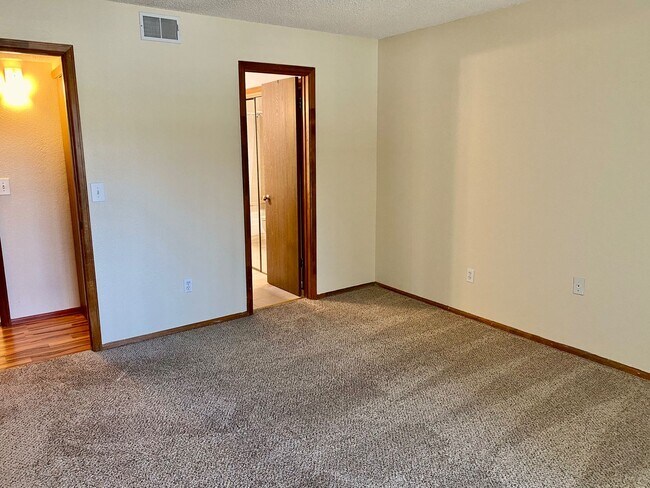 Building Photo - Evolve Real Estate: Beautiful Condo in Garrison Square Available June 3rd!