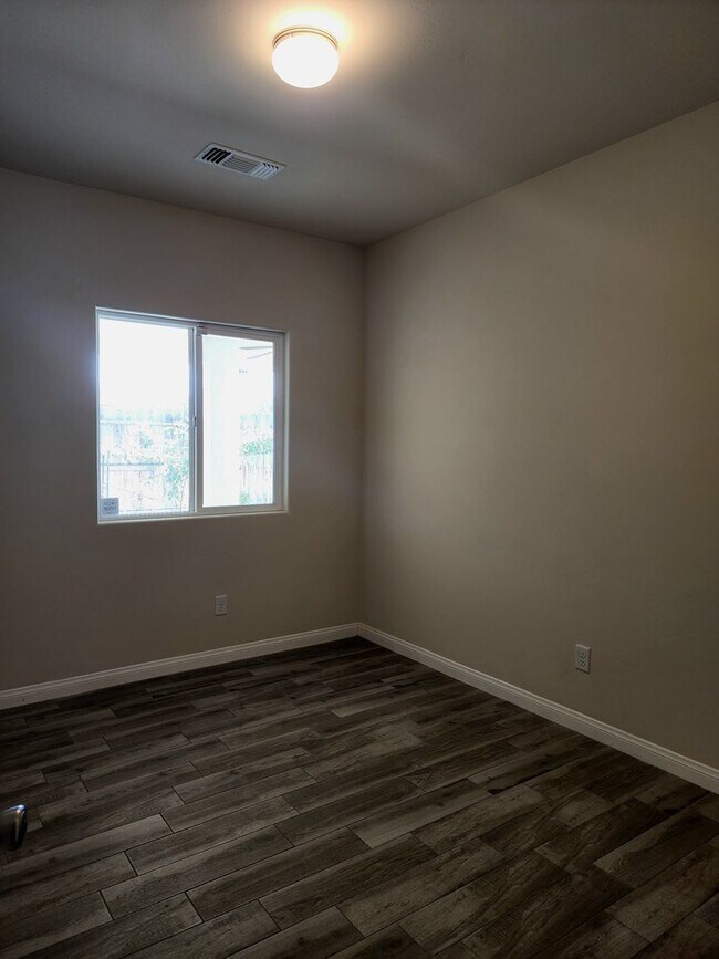 Building Photo - NE Bakersfield 4 bed 2 bath home with sola...