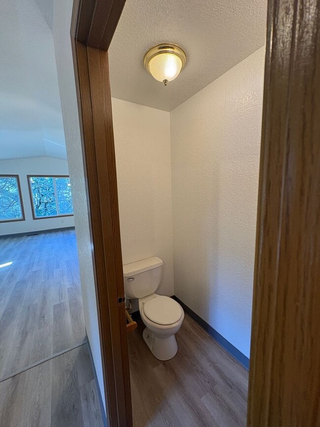 Building Photo - 2 Bedroom 1.5 Bathroom Duplex in Southwest Eugene