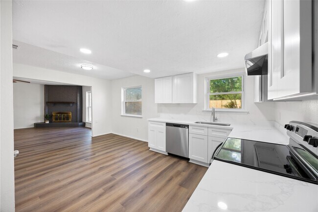 Building Photo - 8343 Carriage Creek Dr
