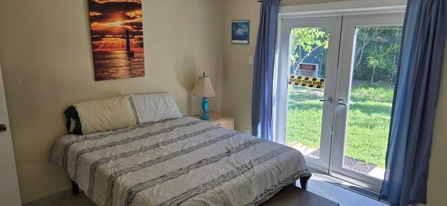 Building Photo - 1735 Bahama Dr