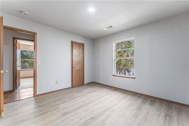 Building Photo - 322 E Southern Trace Dr
