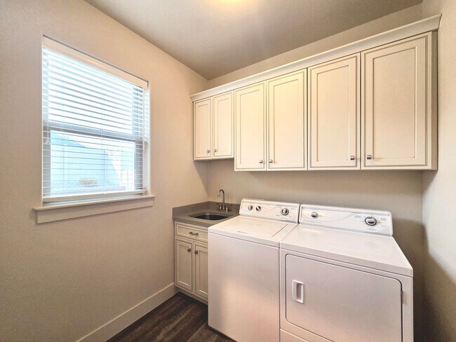 Building Photo - 1704/1706 Danny Boy Ln. Duplex