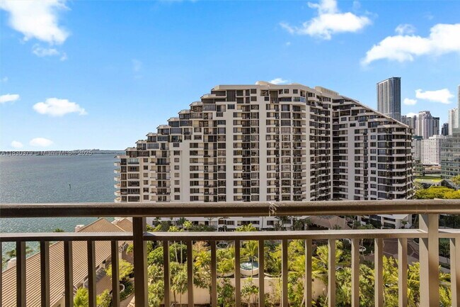 Building Photo - 540 Brickell Key Dr