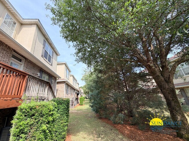 Building Photo - Natural Light Filled end unit 2-Story 3BR Niceville Home!