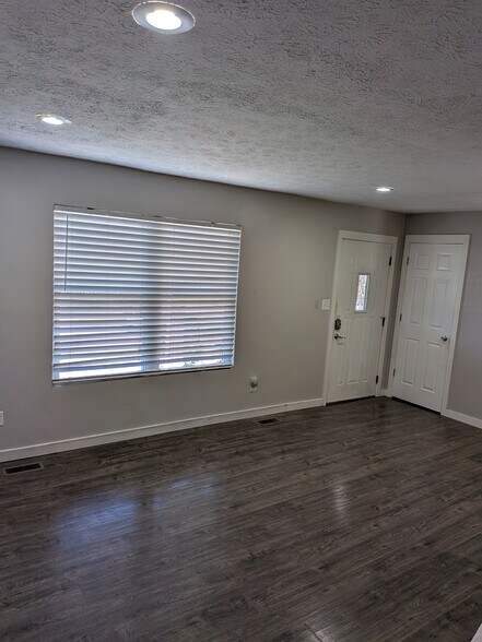 Building Photo - 2235 N Kenwood Ave