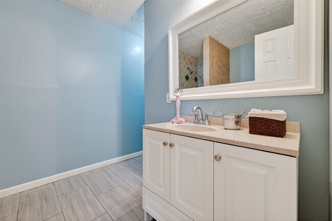 Building Photo - 17010 Bentana Ct