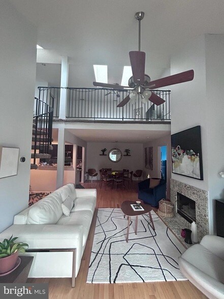 Building Photo - 10018 Vanderbilt Cir