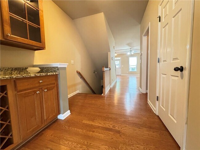 Building Photo - 738 Grove Manor Park