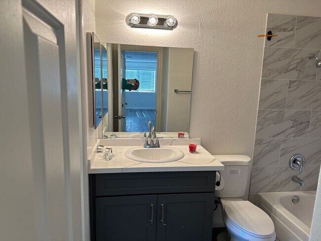 Building Photo - SW!! 2 Bedroom Condo!! 1st Floor!! Newly r...