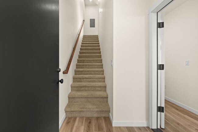 Building Photo - Vancouver Townhouses - Get 1 Month Free!