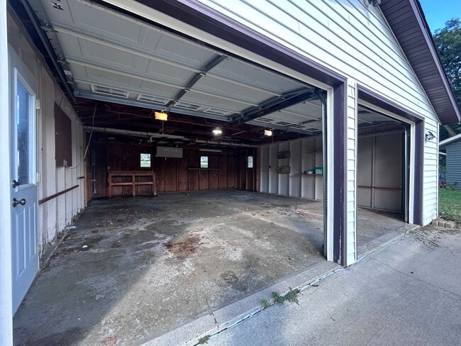 Building Photo - Spacious 4-Bedroom Home