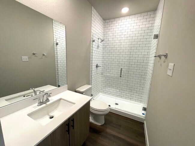 Building Photo - 1127 Eloise Dr