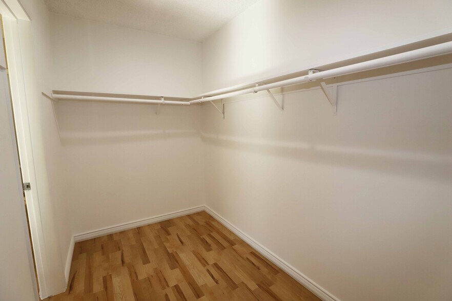 Building Photo - 1025 S Sherbourne Dr