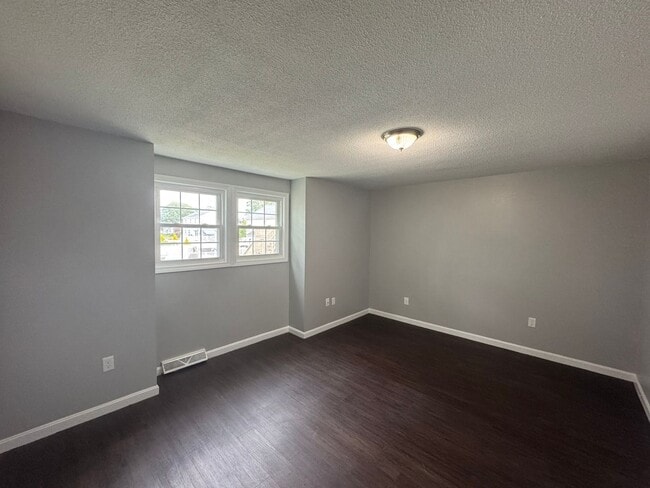 Building Photo - Refreshed 2 Bed 1.5 Bath Townhouse | Pet O...