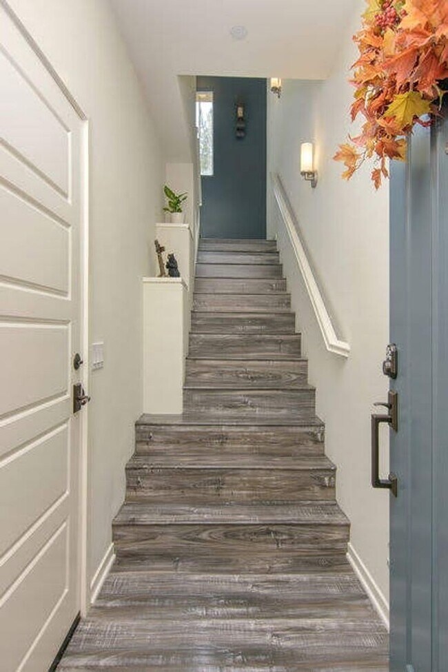 Building Photo - Luxury Townhome in Solaire/Old Creek Ranch...