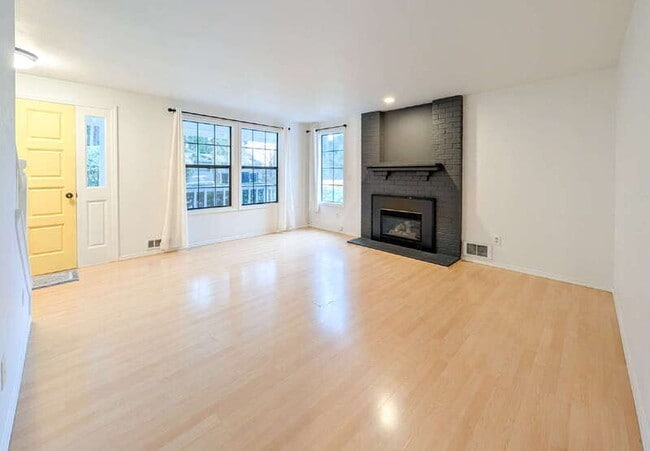 Building Photo - 115 E Jonathan Rd