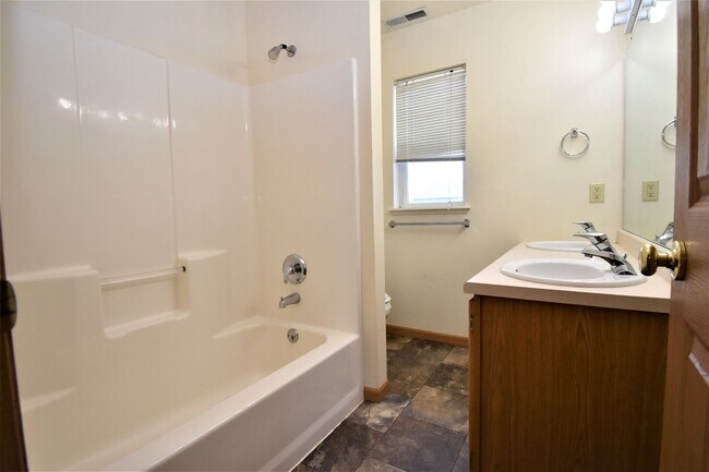 Building Photo - Townhouse style 2 bedroom 1.5 Bath with Attached Garage! Great Location!