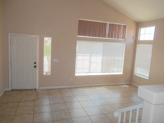 Building Photo - Spacious 4 bedroom Home Located in the Desirable Area of Henderson!