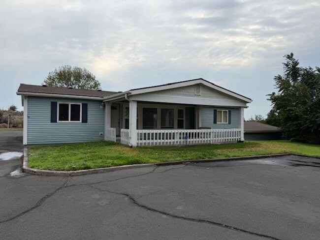 Building Photo - 3 Bedroom Home with Large Shop and Additio...