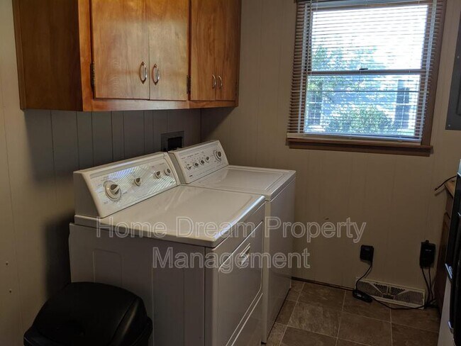 Building Photo - 1401 Bragg Rd