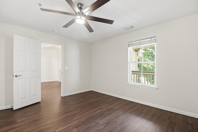 Building Photo - "Discover Coastal Comfort: Spacious 2-Bed, 2-Bath Condo at Summer House, Hilton Head Island!"