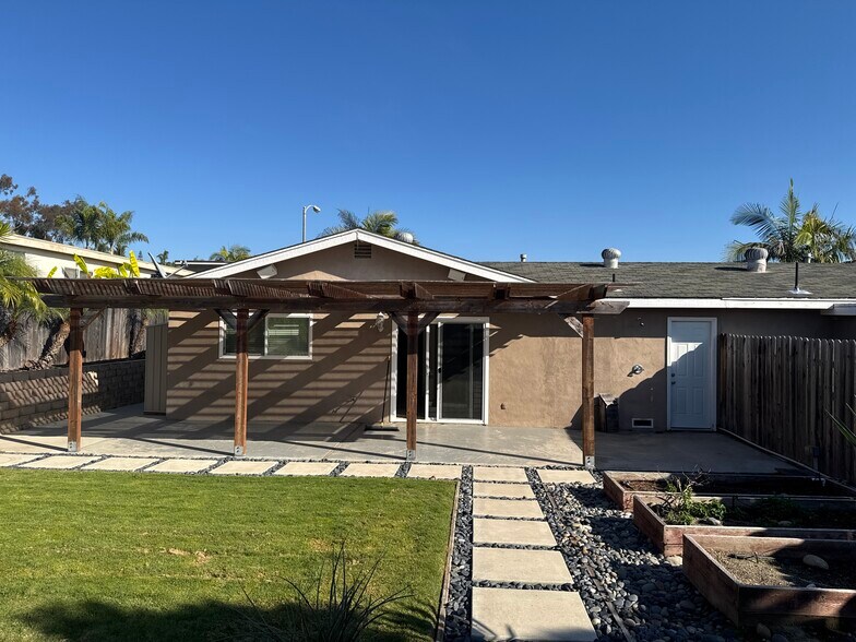 Building Photo - 264 Rosebay Dr