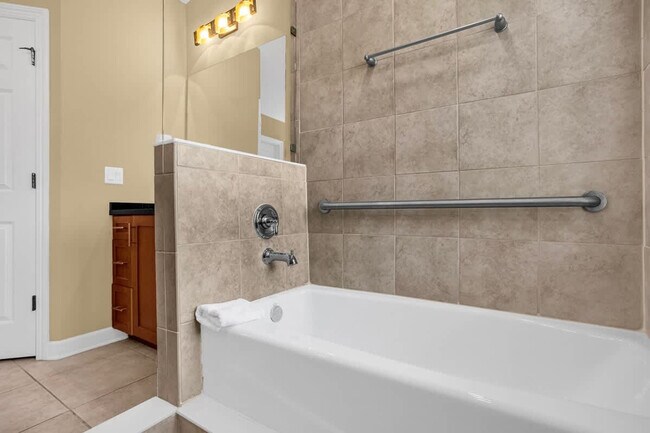 Building Photo - 14590 Damai Ln