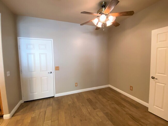 Building Photo - Oceanside stunner - 3 bedroom townhome available now!