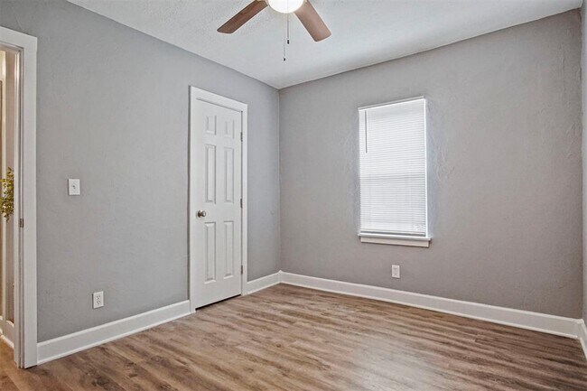 Building Photo - 1704 Cairo Ave