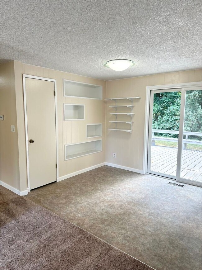 Building Photo - Spacious Home In Peaceful Setting!