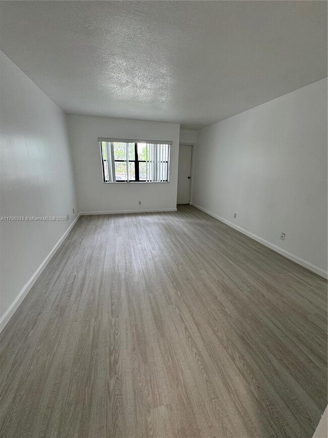 Building Photo - 200 Lakeview Dr