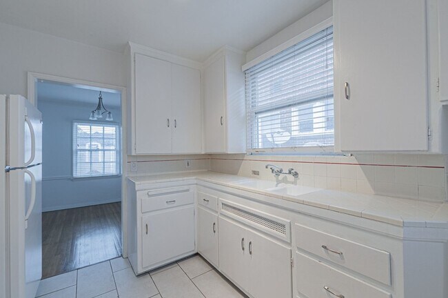 Building Photo - 1056 Carmona Ave