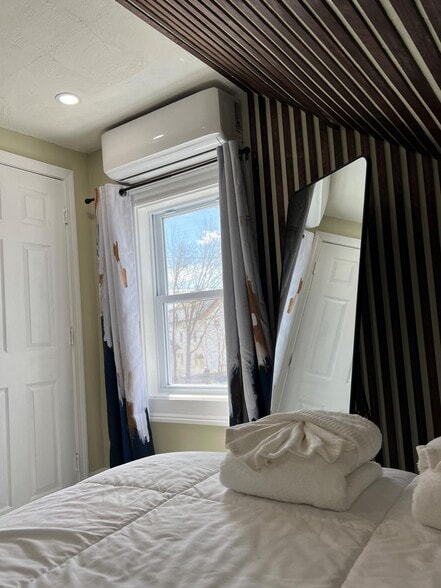 Building Photo - 252 Admiral St