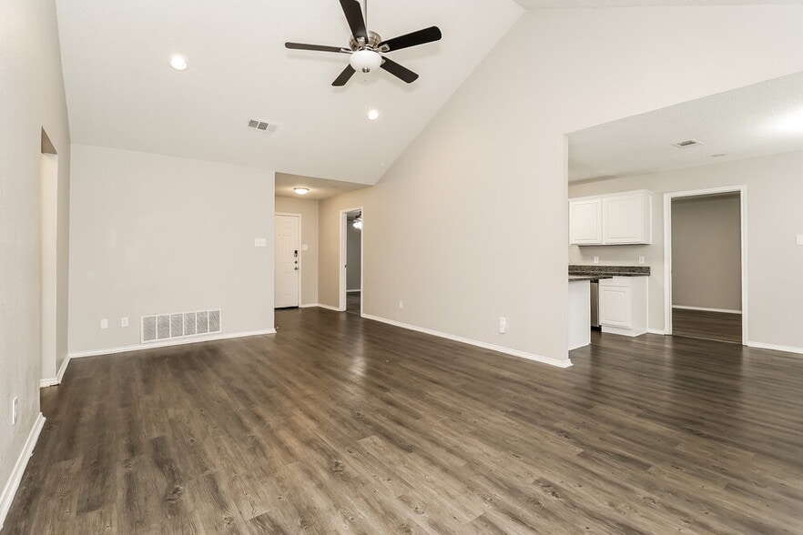 Building Photo - 900 Vicksburg Ln