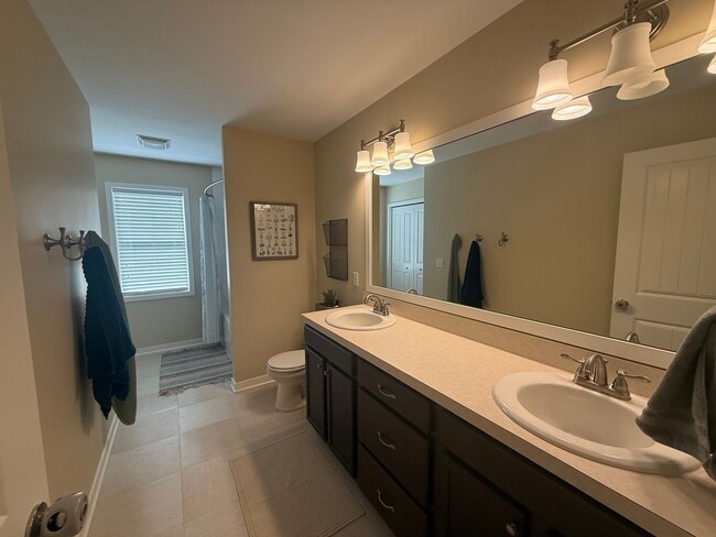 Building Photo - Welcome Home –  Beautiful 5 Bed/4 bath in ...