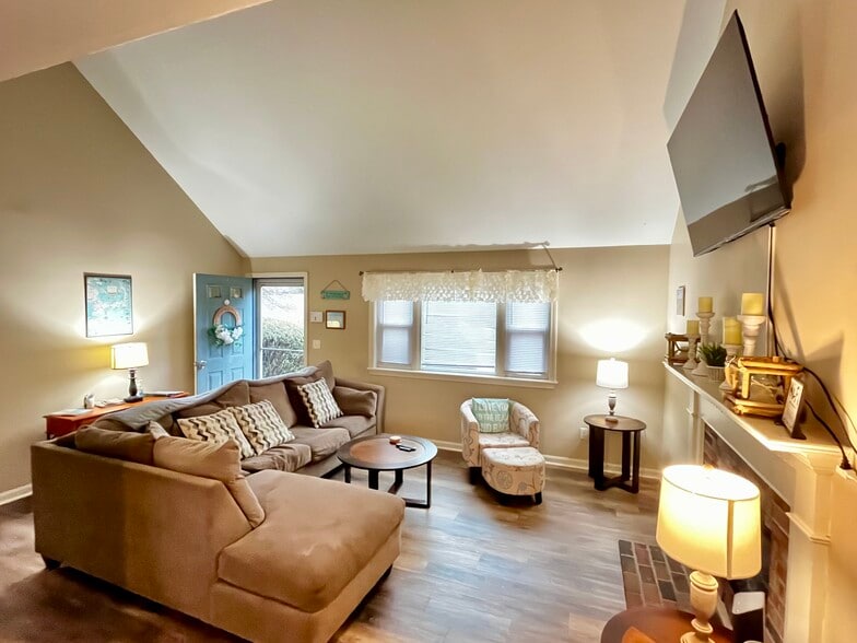 Building Photo - 94 Cottonwood Ln