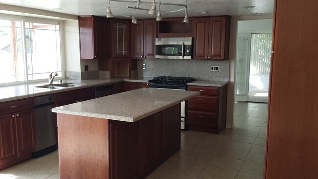 Building Photo - 1356 Bobolink Dr