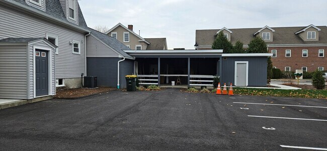 Building Photo - 606 Putnam Pike