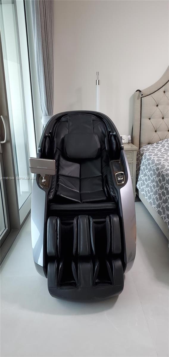 Building Photo - 18975 Collins Ave