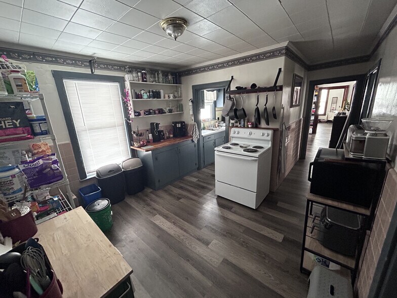 Kitchen area has plenty of light - 23 E Kidder St