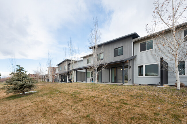 Building Photo - 3083 Warbler Way