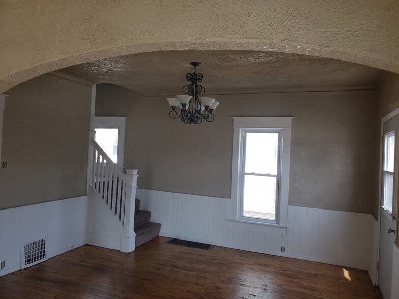 Building Photo - 204 N Macy St