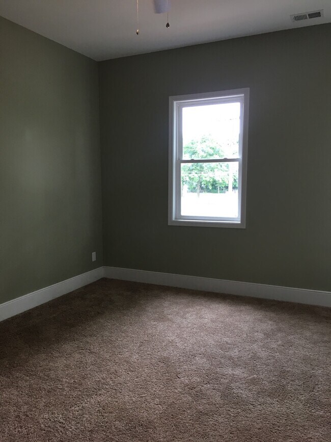 Building Photo - 631 E Chestnut St