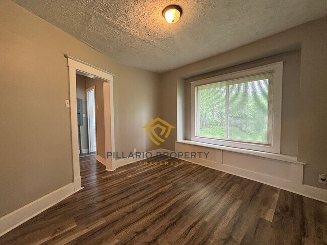 Building Photo - Renovated, 3 Bedroom Near Indy Motor Speedway Home Available NOW!