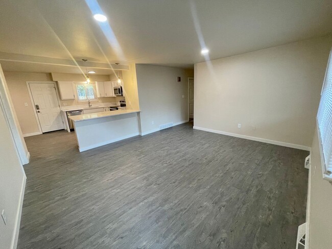 Building Photo - Newly Remodeled 2 Bed 1 Bath Home