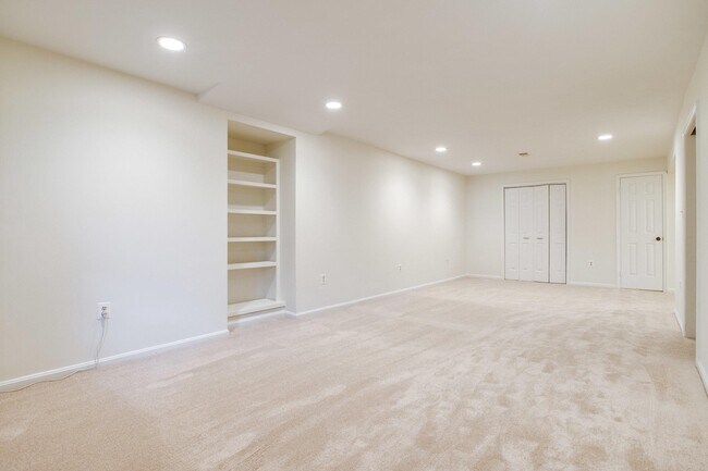 Building Photo - 1646 Montmorency Dr